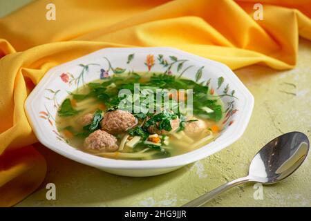 Zuppa di nozze italiana. Zuppa con polpette e verdure. Zuppa di verdure con pollo e fagioli. Vista laterale, primo piano, menu. Foto Stock