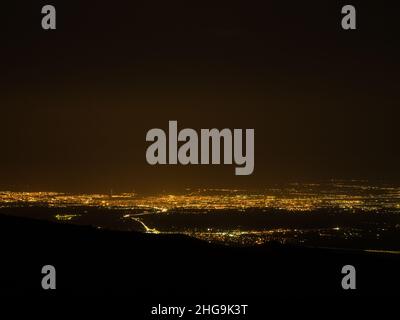 Luci della città di notte. Yerevan, la capitale dell'Armenia. Foto Stock