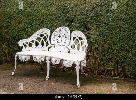 Panchine in metallo esposte in giardino per il relax Foto Stock