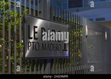 Ciudad de Buenos Aires, Argentina. 18th Jan 2022. L'esterno delle torri le Parc nel quartiere di Puerto Madero dove il procuratore Alberto Nisman è stato trovato morto. (Foto di Esteban Osorio/Pacific Press) Credit: Pacific Press Media Production Corp./Alamy Live News Foto Stock