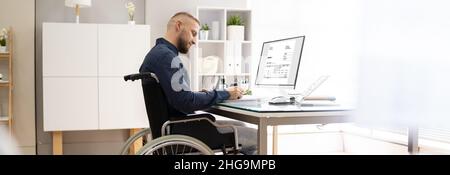 Contabile che utilizza il software e Invoice presso il computer in ufficio Foto Stock