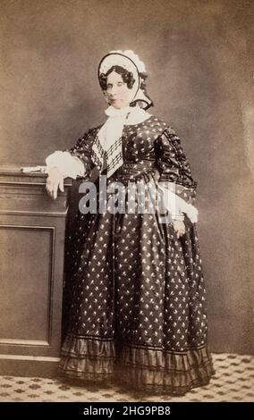 Signora vittoriana in piedi, da una carta de visite colorata a mano presa a Brighton in circa 1880 Foto Stock