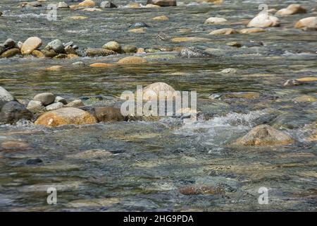 Fiume con rocce in primo piano Foto Stock