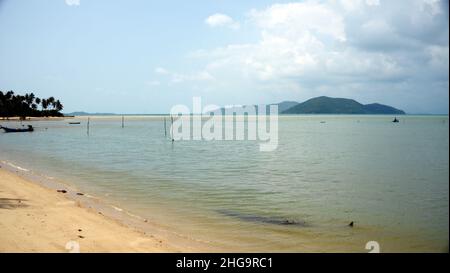 Phuket e Chumphon, alcune delle migliori isole e spiagge del mondo, possiamo solo essere stupiti dalle spiagge bianche e dalla vegetazione tropicale che rende u Foto Stock