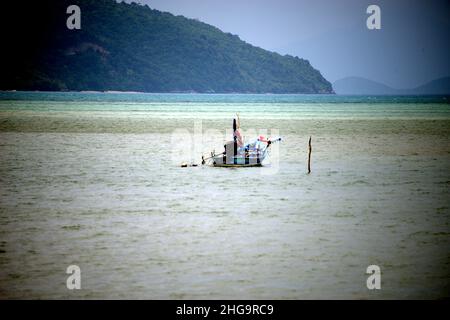 Phuket e Chumphon, alcune delle migliori isole e spiagge del mondo, possiamo solo essere stupiti dalle spiagge bianche e dalla vegetazione tropicale che rende u Foto Stock