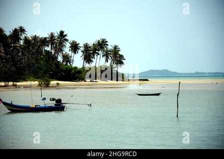 Phuket e Chumphon, alcune delle migliori isole e spiagge del mondo, possiamo solo essere stupiti dalle spiagge bianche e dalla vegetazione tropicale che rende u Foto Stock