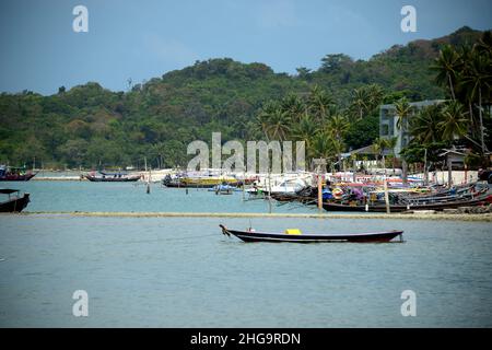 Phuket e Chumphon, alcune delle migliori isole e spiagge del mondo, possiamo solo essere stupiti dalle spiagge bianche e dalla vegetazione tropicale che rende u Foto Stock