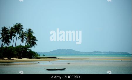 Phuket e Chumphon, alcune delle migliori isole e spiagge del mondo, possiamo solo essere stupiti dalle spiagge bianche e dalla vegetazione tropicale che rende u Foto Stock