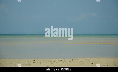 Phuket e Chumphon, alcune delle migliori isole e spiagge del mondo, possiamo solo essere stupiti dalle spiagge bianche e dalla vegetazione tropicale che rende u Foto Stock