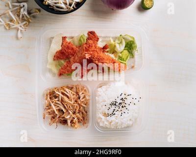 ebi katsu gamberi fritti profondi con riso pasto giapponese set vista dall'alto su sfondo grigio Foto Stock