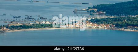 Veduta panoramica aerea della spiaggia di Les Sablettes, la Seyne-sur-Mer, Var, Francia Foto Stock