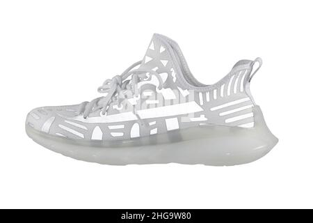 Scarpe sportive. Sneaker in tessuto bianco con strisce riflettenti grigie. Foto Stock