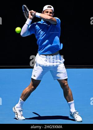 MELBOURNE, AUSTRALIA - GENNAIO 19: Tallon Griekspoor of the Netherlands gioca un backhand nella sua seconda partita di Singles Men contro Pablo Carreno Busta di Spagna durante l'Australian Open 2022 al Melbourne Park il 19 Gennaio 2022 a Melbourne, Australia (Foto di Andy Astfalck/Orange Pictures) credito: Orange Pics BV/Alamy Live News Foto Stock