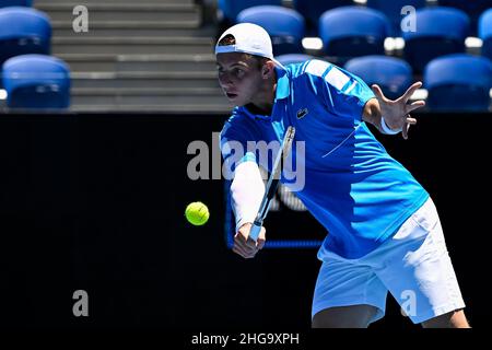 MELBOURNE, AUSTRALIA - GENNAIO 19: Tallon Griekspoor of the Netherlands gioca un backhand nella sua seconda partita di Singles Men contro Pablo Carreno Busta di Spagna durante l'Australian Open 2022 al Melbourne Park il 19 Gennaio 2022 a Melbourne, Australia (Foto di Andy Astfalck/Orange Pictures) credito: Orange Pics BV/Alamy Live News Foto Stock