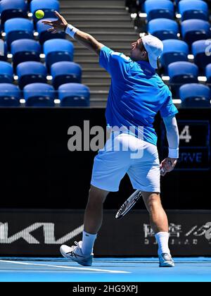 MELBOURNE, AUSTRALIA - GENNAIO 19: Tallon Griekspoor of the Netherlands serve nella sua partita di Second Round Men's Singles contro Pablo Carreno Busta di Spagna durante l'Australian Open 2022 al Melbourne Park il 19 Gennaio 2022 a Melbourne, Australia (Foto di Andy Astfalck/Orange Pictures) Credit: Orange Pics BV/Alamy Live News Foto Stock