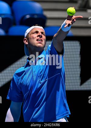 MELBOURNE, AUSTRALIA - GENNAIO 19: Tallon Griekspoor of the Netherlands serve nella sua partita di Second Round Men's Singles contro Pablo Carreno Busta di Spagna durante l'Australian Open 2022 al Melbourne Park il 19 Gennaio 2022 a Melbourne, Australia (Foto di Andy Astfalck/Orange Pictures) Credit: Orange Pics BV/Alamy Live News Foto Stock