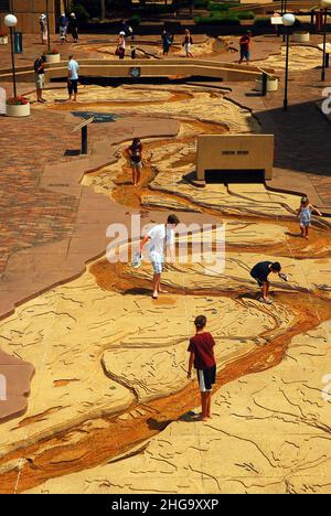 I visitatori guazzano attraverso un modello in scala del fiume Mississippi a Mud Island a Memphis Foto Stock