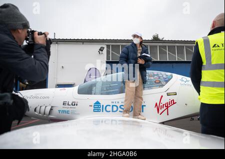 Egelsbach, Germania. 19th Jan 2022. Il pilota Zara Rutherford si erge sul suo aereo Shark Aero presso il campo aereo Frankfurt-Egelsbach. I 19 anni decolsero dal Belgio nell'agosto 2021 per un volo in tutto il mondo. Ha in programma di atterrare nuovamente in Belgio il 20 gennaio. Credit: Sebastian Gollnow/dpa/Alamy Live News Foto Stock