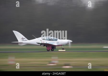 Egelsbach, Germania. 19th Jan 2022. Il pilota Zara Rutherford atterra il suo velivolo Shark Aero al campo aereo Frankfurt-Egelsbach. I 19 anni decolsero dal Belgio nell'agosto 2021 per un volo in tutto il mondo. Ha in programma di atterrare nuovamente in Belgio il 20 gennaio. Credit: Sebastian Gollnow/dpa/Alamy Live News Foto Stock