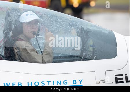 Egelsbach, Germania. 19th Jan 2022. Il pilota Zara Rutherford atterra il suo velivolo Shark Aero al campo aereo Frankfurt-Egelsbach. I 19 anni decolsero dal Belgio nell'agosto 2021 per un volo in tutto il mondo. Ha in programma di atterrare nuovamente in Belgio il 20 gennaio. Credit: Sebastian Gollnow/dpa/Alamy Live News Foto Stock