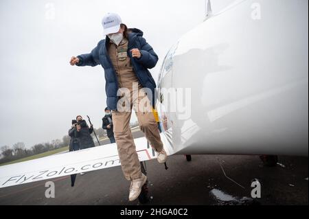 Egelsbach, Germania. 19th Jan 2022. Il pilota Zara Rutherford salta dal suo aereo Shark Aero al campo aereo Frankfurt-Egelsbach. I 19 anni erano decollato dal Belgio nell'agosto 2021 per un volo in tutto il mondo. Ha in programma di atterrare nuovamente in Belgio il 20 gennaio. Credit: Sebastian Gollnow/dpa/Alamy Live News Foto Stock