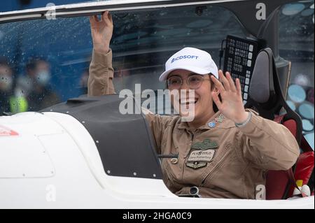 Egelsbach, Germania. 19th Jan 2022. Il pilota Zara Rutherford esce dal suo aereo Shark Aero all'aeroporto di Francoforte-Egelsbach. I 19 anni erano decollato dal Belgio nell'agosto 2021 per un volo in tutto il mondo. Ha in programma di atterrare nuovamente in Belgio il 20 gennaio. Credit: Sebastian Gollnow/dpa/Alamy Live News Foto Stock