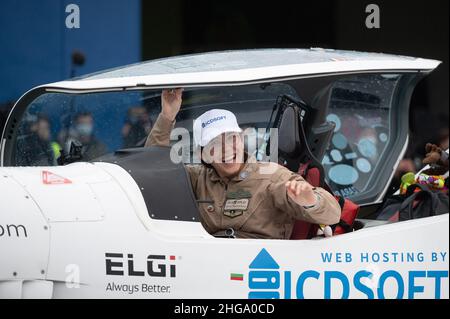 Egelsbach, Germania. 19th Jan 2022. Il pilota Zara Rutherford esce dal suo aereo Shark Aero all'aeroporto di Francoforte-Egelsbach. I 19 anni erano decollato dal Belgio nell'agosto 2021 per un volo in tutto il mondo. Ha in programma di atterrare nuovamente in Belgio il 20 gennaio. Credit: Sebastian Gollnow/dpa/Alamy Live News Foto Stock