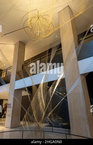 'Flight' Wire Sculpture di Richard Lippold nell'ex Pan am Building, 200 Park Avenue, ora MetLife Building, New York City, USA Foto Stock