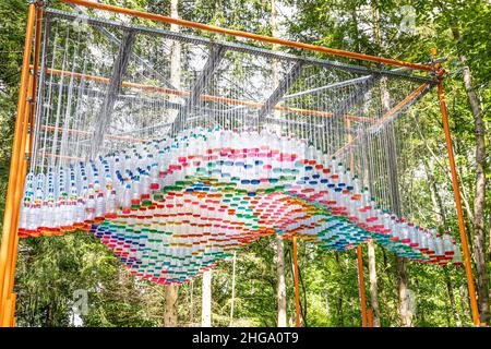 Plastic Pavilion di Seyi Adelekun fatto di 1600 bottiglie di plastica riciclate sulla Foresta a Forest Trail nella Foresta di Dean a Beechenhurst Lodge UK Foto Stock