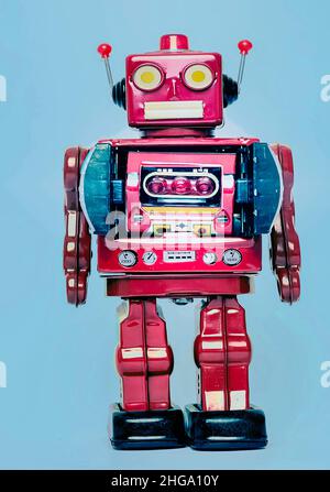 grande robot rosso retrò con sfondo blu chiaro Foto Stock