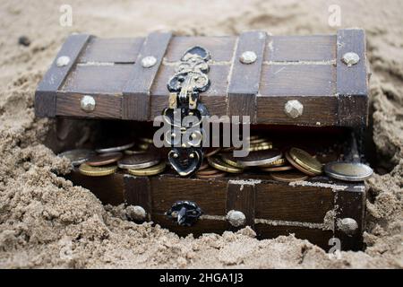 petto con soldi su una spiaggia Foto Stock