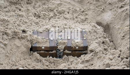 petto con soldi su una spiaggia Foto Stock