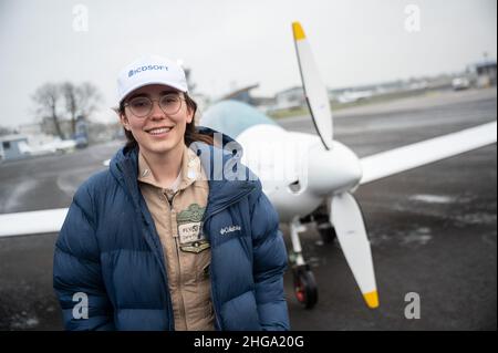 Egelsbach, Germania. 19th Jan 2022. Il pilota Zara Rutherford si trova di fronte al suo aereo Shark Aero all'aeroporto di Francoforte-Egelsbach. I 19 anni decolsero dal Belgio nell'agosto 2021 per un volo in tutto il mondo. Ha in programma di atterrare nuovamente in Belgio il 20 gennaio. Credit: Sebastian Gollnow/dpa/Alamy Live News Foto Stock