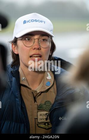 Egelsbach, Germania. 19th Jan 2022. Il pilota Zara Rutherford si trova di fronte al suo aereo Shark Aero all'aeroporto di Francoforte-Egelsbach. I 19 anni decolsero dal Belgio nell'agosto 2021 per un volo in tutto il mondo. Ha in programma di atterrare nuovamente in Belgio il 20 gennaio. Credit: Sebastian Gollnow/dpa/Alamy Live News Foto Stock