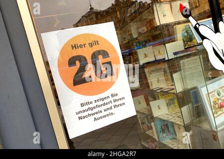 La Baviera capovolge la regola 2G nel commercio al dettaglio. Foto d'archivio: Controllo della regola del 2G nel commercio al dettaglio in Baviera. Un cartello all'ingresso di un negozio indica la regola del 2G. Ammissione solo con maschera FFP2 e prova 2g, certificato di vaccinazione e documento d'identità pronti, entrata solo per i clienti vaccinati o recuperati, persone, certificato di vaccinazione e carta d'identità pronti. Â Foto Stock