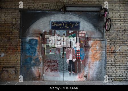 Londra, Regno Unito. 14th gennaio 2022. Una vista del vecchio murale anteriore del negozio di biciclette Druid su Roper Lane. Foto Stock