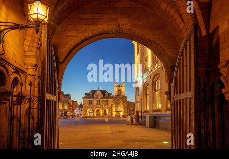 Peterborough guildhall visto attraverso la zona ad arco dalla cattedrale di Peterborough Peterborough Cambridgeshire Inghilterra GB Europa Foto Stock