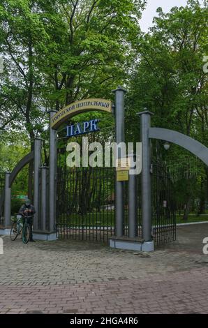 Kaliningrad, Russia - 16 maggio 2021: Ingresso al parco centrale nella notte di primavera oscura Foto Stock