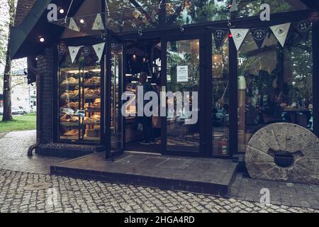 Kaliningrad, Russia - 16 maggio 2021: Esterni moderni stilizzati di panetteria con gente shopping Foto Stock