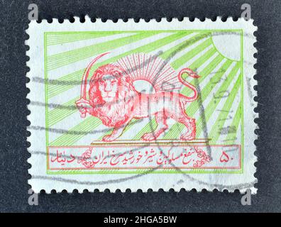 Timbro postale annullato stampato dall'Iran, che mostra emblema dell'organizzazione, 'Leone Rosso', circa 1976. Foto Stock