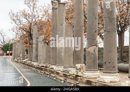 lato antico. Anfiteatro. Frammenti di pareti, bassorilievi. Centro commerciale, fondazione. Colonne e fondazione di un antico tempio. Foto Stock