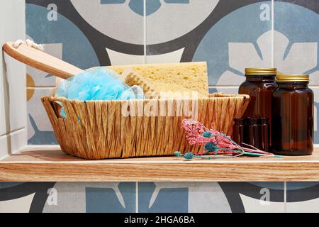 Prodotti da bagno e spa sulla mensola nella doccia. Cosmetici e background sanitari Foto Stock