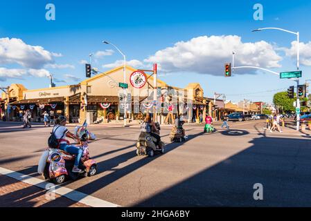 Persone che visitano la città vecchia di Scottsdale su carrelli elettrici da Rydables Guided Tours, Scottsdale, Arizona, Stati Uniti. Foto Stock