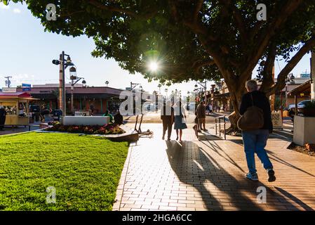 Vista posteriore dei pedoni che camminano nella Città Vecchia di Scottsdale, vicino al Centro Civico di Scottsdale, Arizona, Stati Uniti. Foto Stock