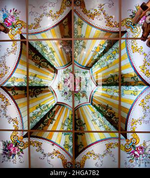 Soffitto in vetro colorato in un caffè Montmartre a Parigi, Francia. Foto Stock