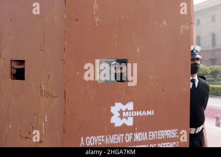 New Delhi, Nuova Delhi, India. 19th Jan 2022. La Marina indiana contingente guardare sopra durante una prova per la cerimonia di ritiro battimento. (Credit Image: © Karma Sonam Bhutia/ZUMA Press Wire) Foto Stock