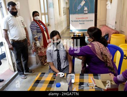 Kolkata, Bengala Occidentale, India. 19th Jan 2022. Una studentessa della scuola reagisce mentre prende un Covaxin in una sede della scuola in mezzo all'emergenza del coronavirus a Kolkata, India, 19 gennaio, 2022. (Credit Image: © Infranil Aditya/ZUMA Press Wire) Foto Stock