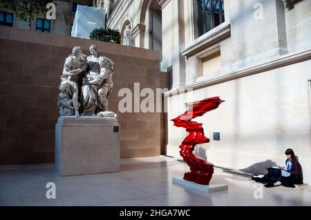 Cortile Cour Marly del Museo del Louvre di Parigi, Francia. Foto Stock