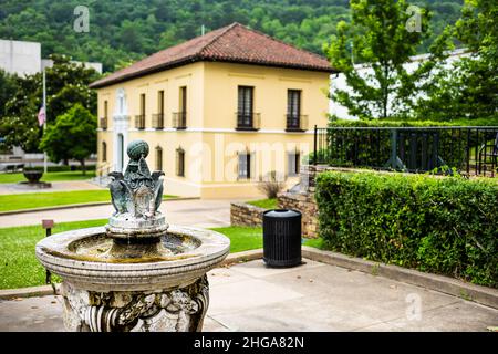 Hot Springs, USA - 4 giugno 2019: Parco nella piccola località turistica di Hot Springs, estate dell'Arkansas con la statua della fontana sull'acqua sulla Grand Promenade Foto Stock