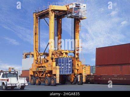 Contenitore portavalute al molo del porto. Carico merci. Spedizione. Porto commerciale di Dockside. Movimentazione di container infrastruttura USA Foto Stock